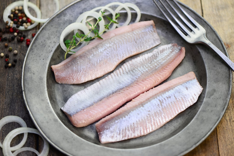 Unsere nordischen Matjes sind sehr mild und zart. Durch die Kräutermischung und die Zugabe von Roter Bete beim Reifevorgang, erhält der Matjes seine schöne rote Farbe.